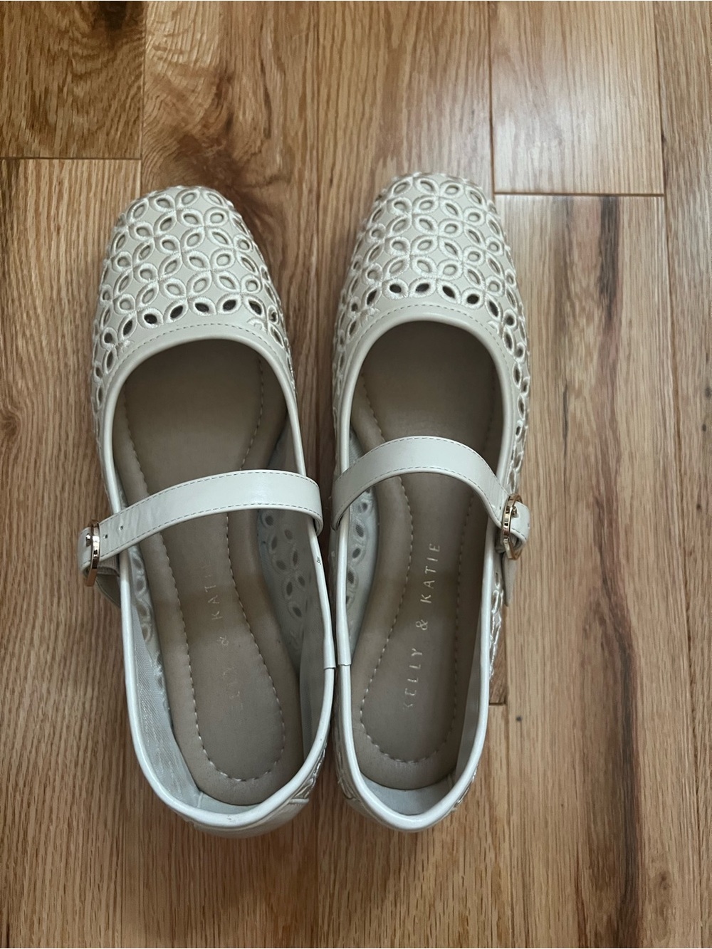 Kelly and Katie Cream Mary Jane Flats - size 8